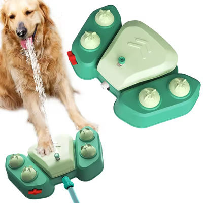 Neue Fußpresse Hunde automatische Wasserspender Sommer Outdoor-Hunde Dusche Sprayer Badewerkzeug Interaktives Hundepuzzle Spielzeug